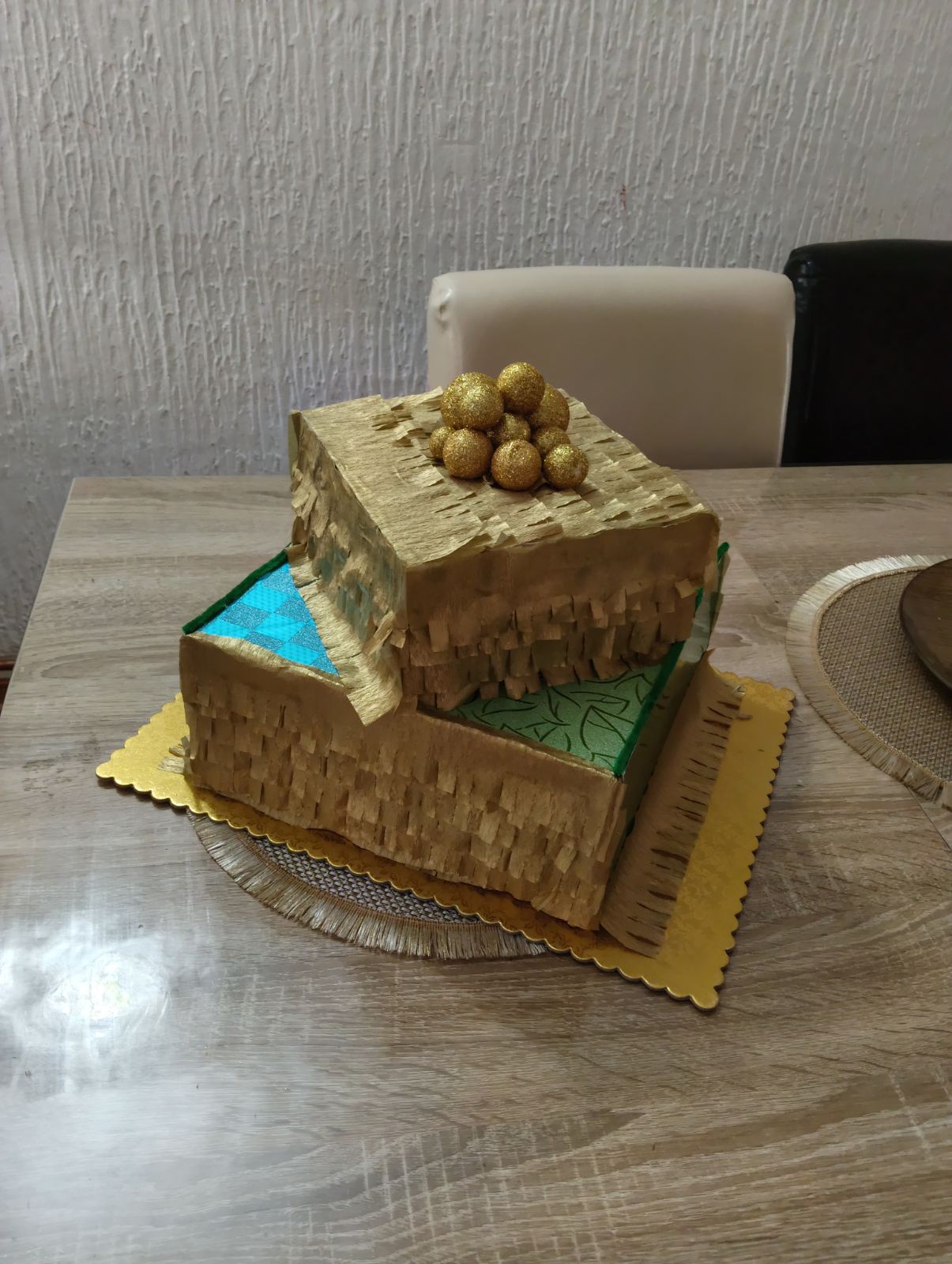  Zlatna torta od kartona za vrtić